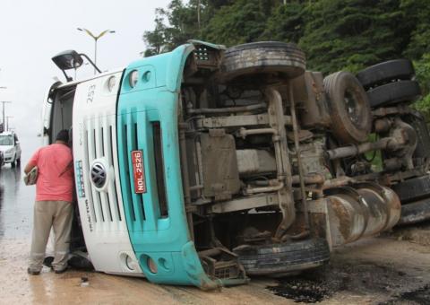 Cavalo mecânico capota e deixa motorista ferido